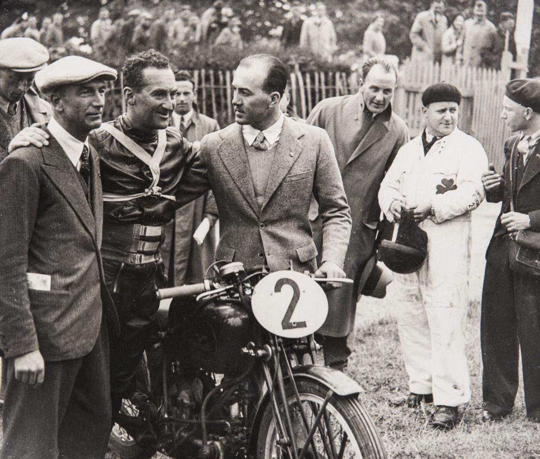 Carlo Guzzi (col cappello), Stanley Wood (pilota), Giorgio Parodi
